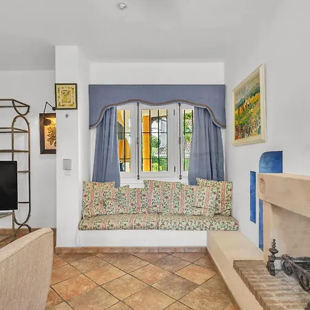 Arin - Beachside Family Villa Estepona