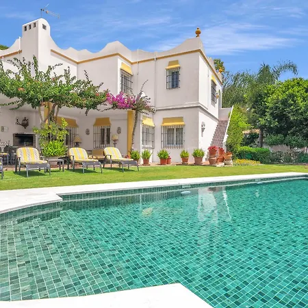 Arin - Beachside Family Villa Estepona