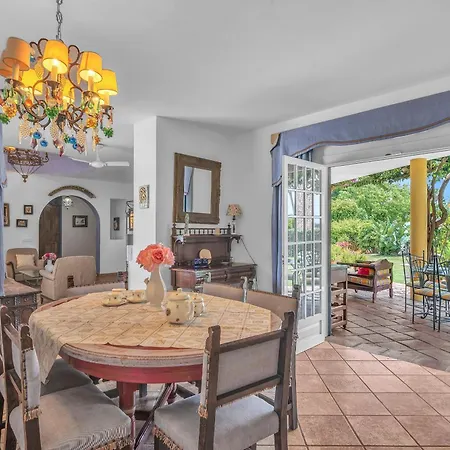 Arin - Beachside Family Villa