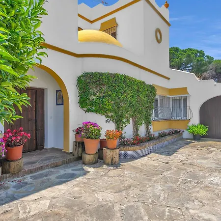 Villa Arin - Beachside Family Estepona