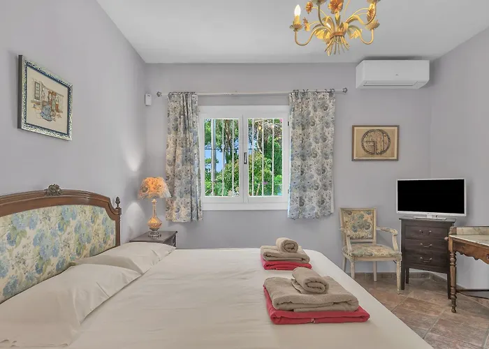 Arin - Beachside Family By Finest