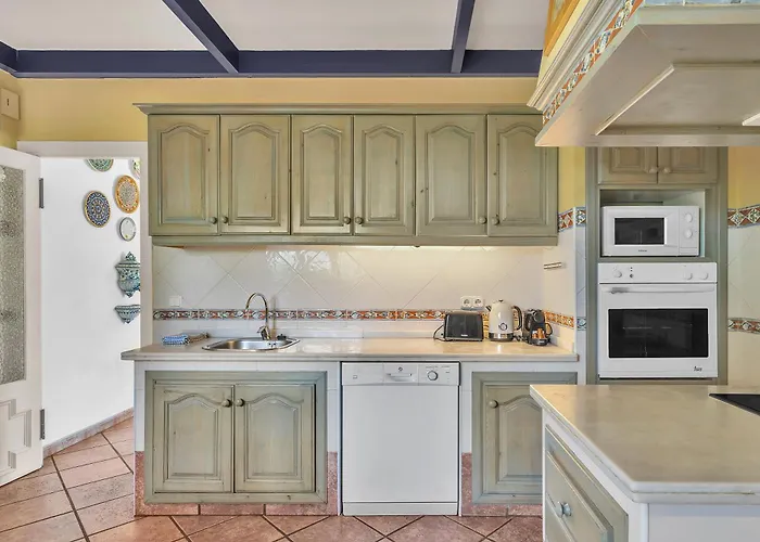 Arin - Beachside Family By Finest *