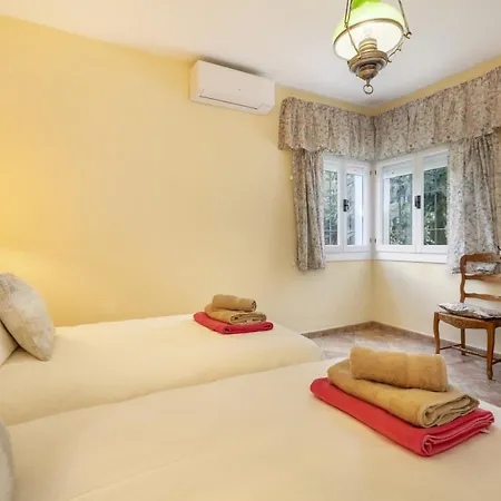 Arin - Beachside Family Villa Estepona
