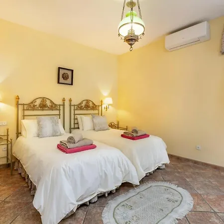 Arin - Beachside Family Villa Estepona